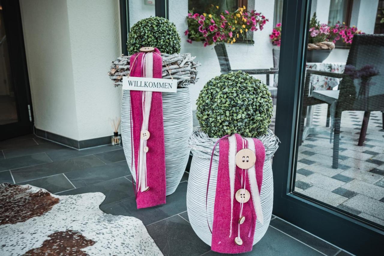 Hotel Garni Romantika Sankt Leonhard im Pitztal Luaran gambar