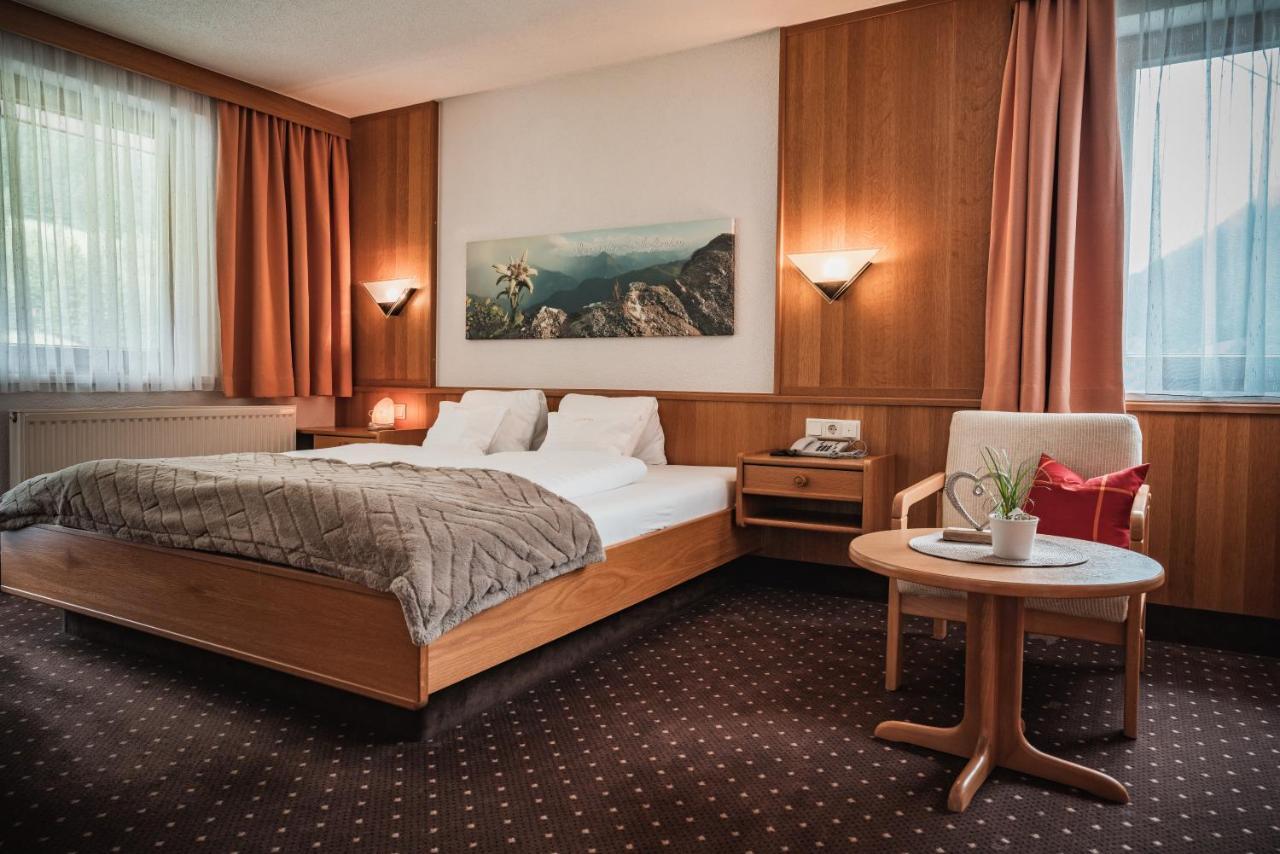 Hotel Garni Romantika Sankt Leonhard im Pitztal Luaran gambar
