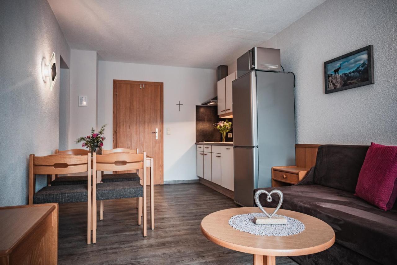 Hotel Garni Romantika Sankt Leonhard im Pitztal Luaran gambar