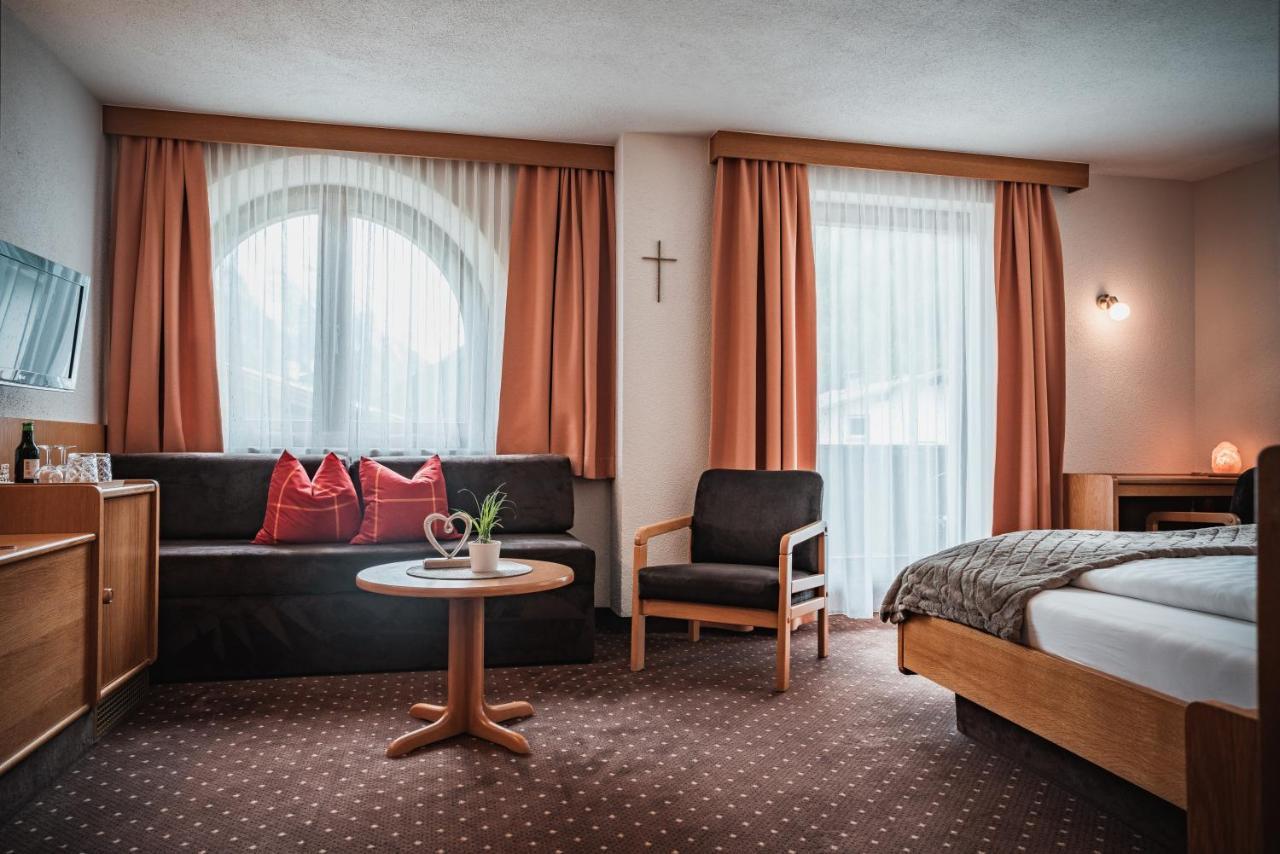 Hotel Garni Romantika Sankt Leonhard im Pitztal Luaran gambar