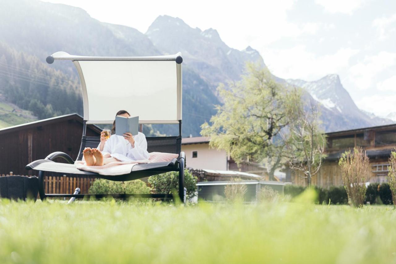 Hotel Garni Romantika Sankt Leonhard im Pitztal Luaran gambar