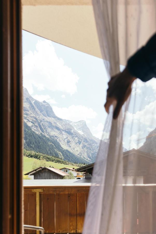 Hotel Garni Romantika Sankt Leonhard im Pitztal Luaran gambar