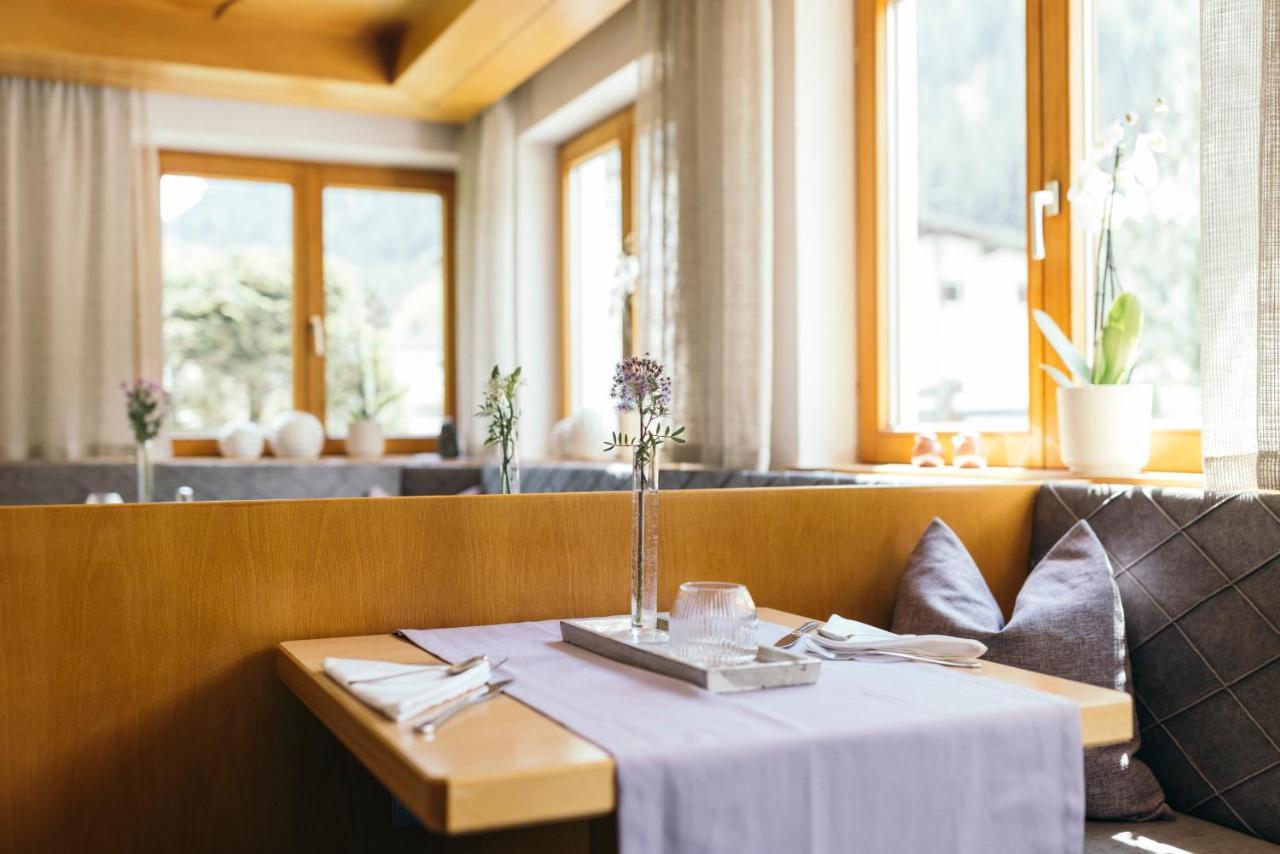 Hotel Garni Romantika Sankt Leonhard im Pitztal Luaran gambar