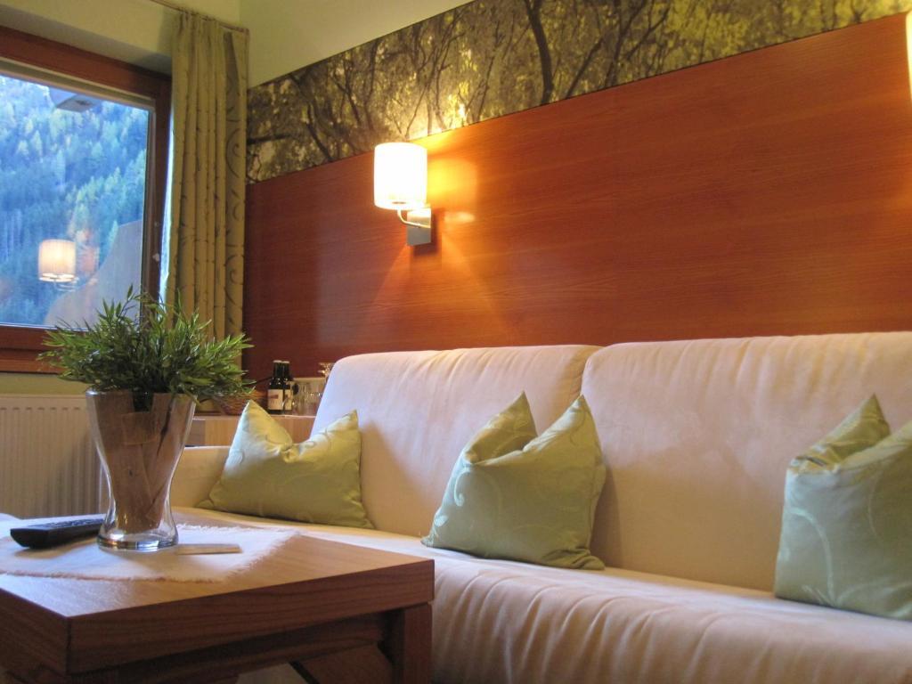 Hotel Garni Romantika Sankt Leonhard im Pitztal Bilik gambar