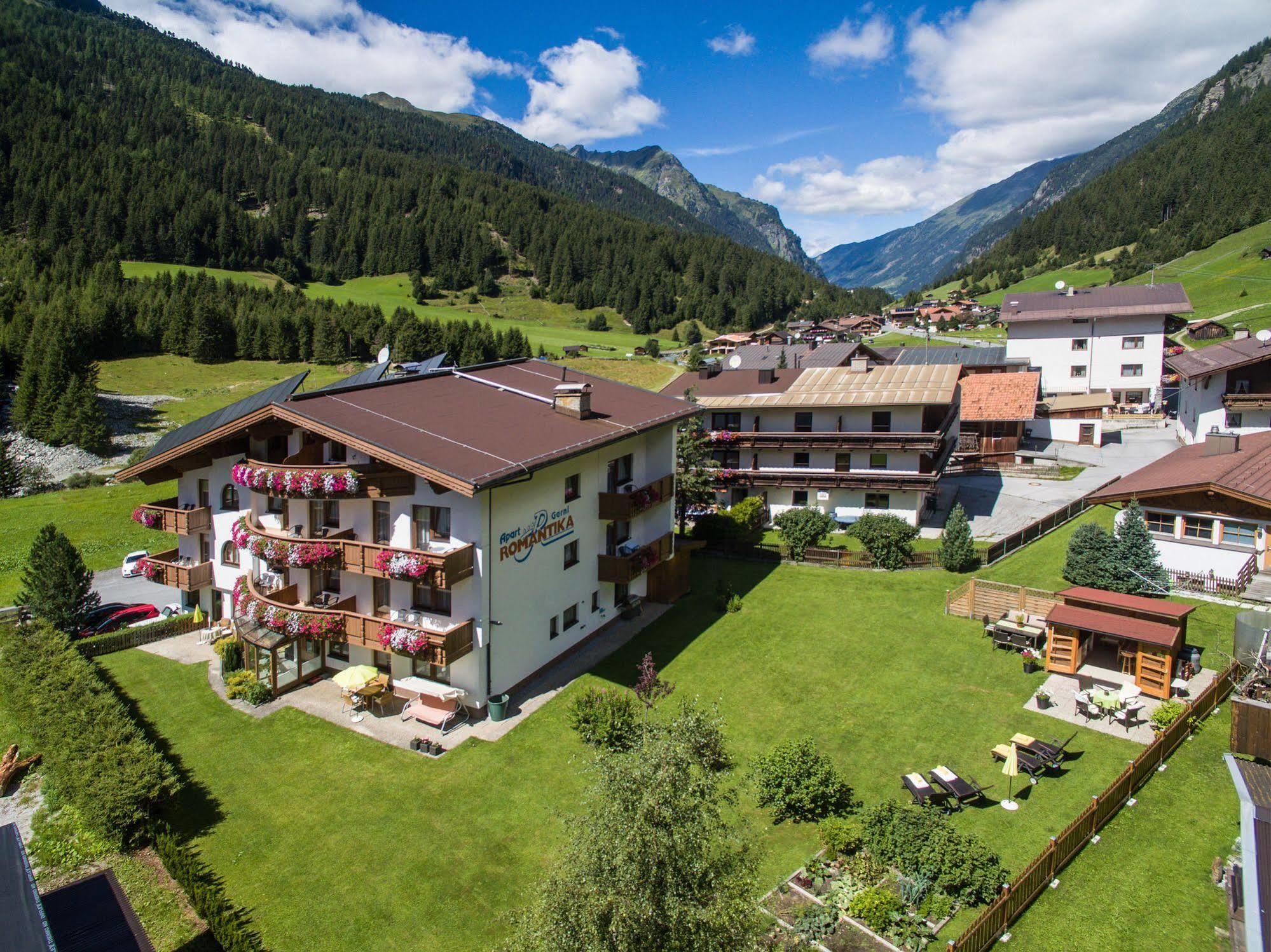 Hotel Garni Romantika Sankt Leonhard im Pitztal Luaran gambar