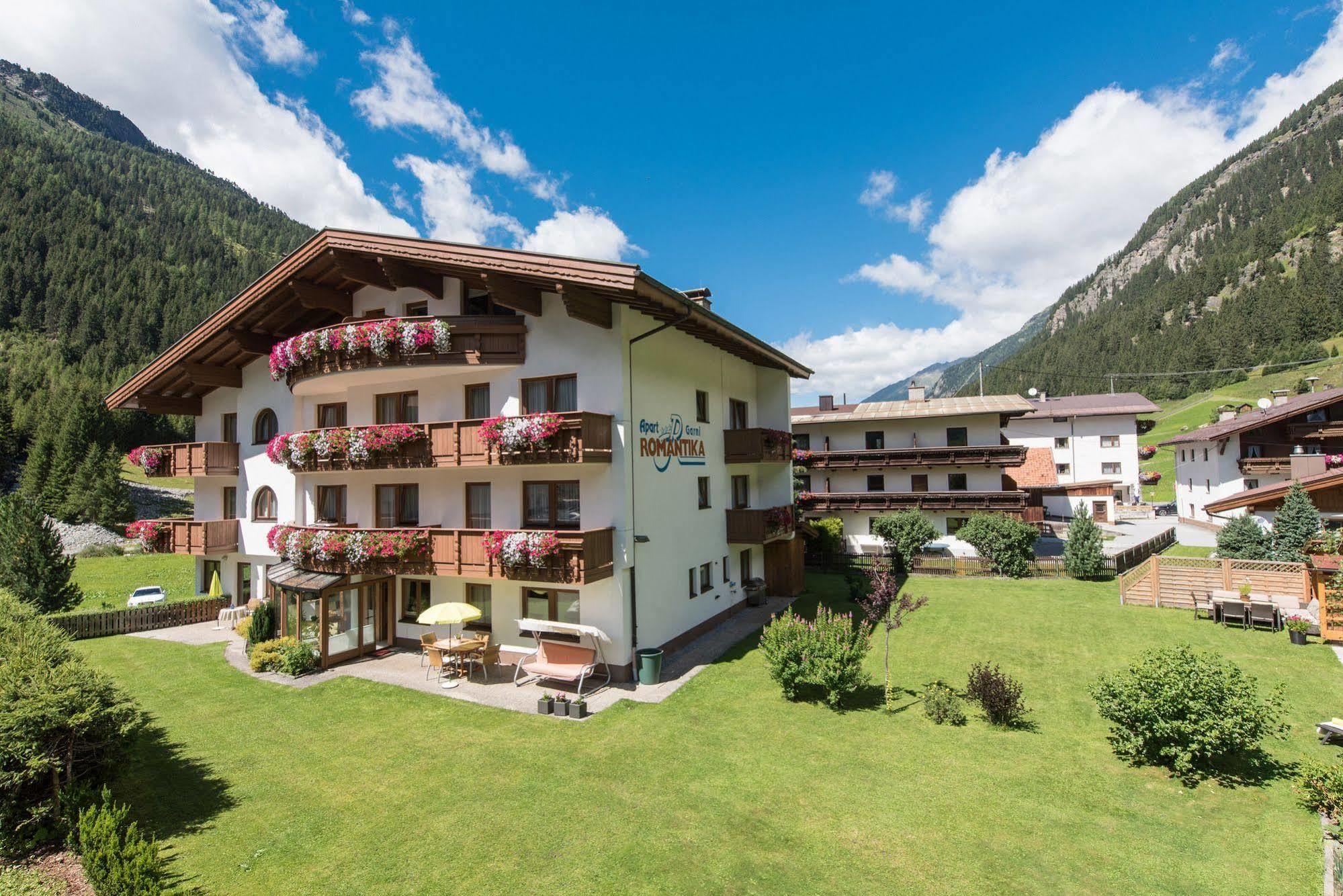 Hotel Garni Romantika Sankt Leonhard im Pitztal Luaran gambar