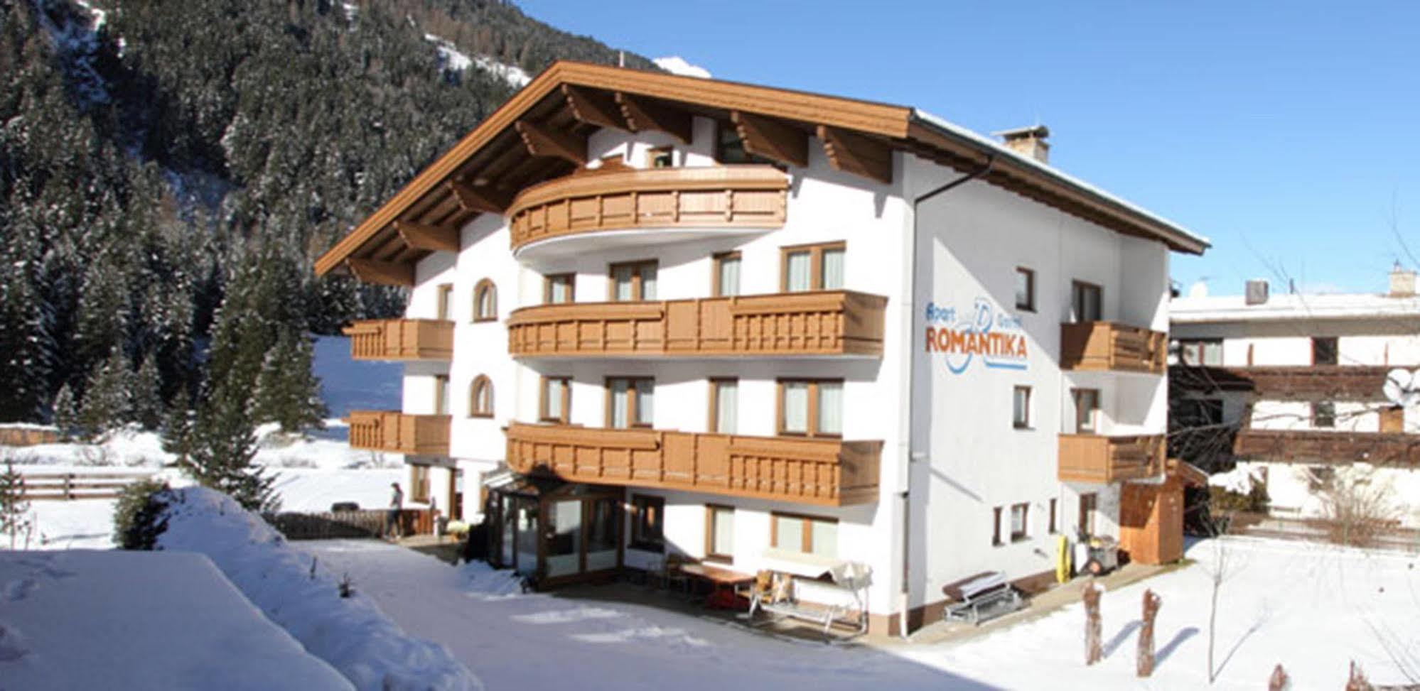 Hotel Garni Romantika Sankt Leonhard im Pitztal Luaran gambar