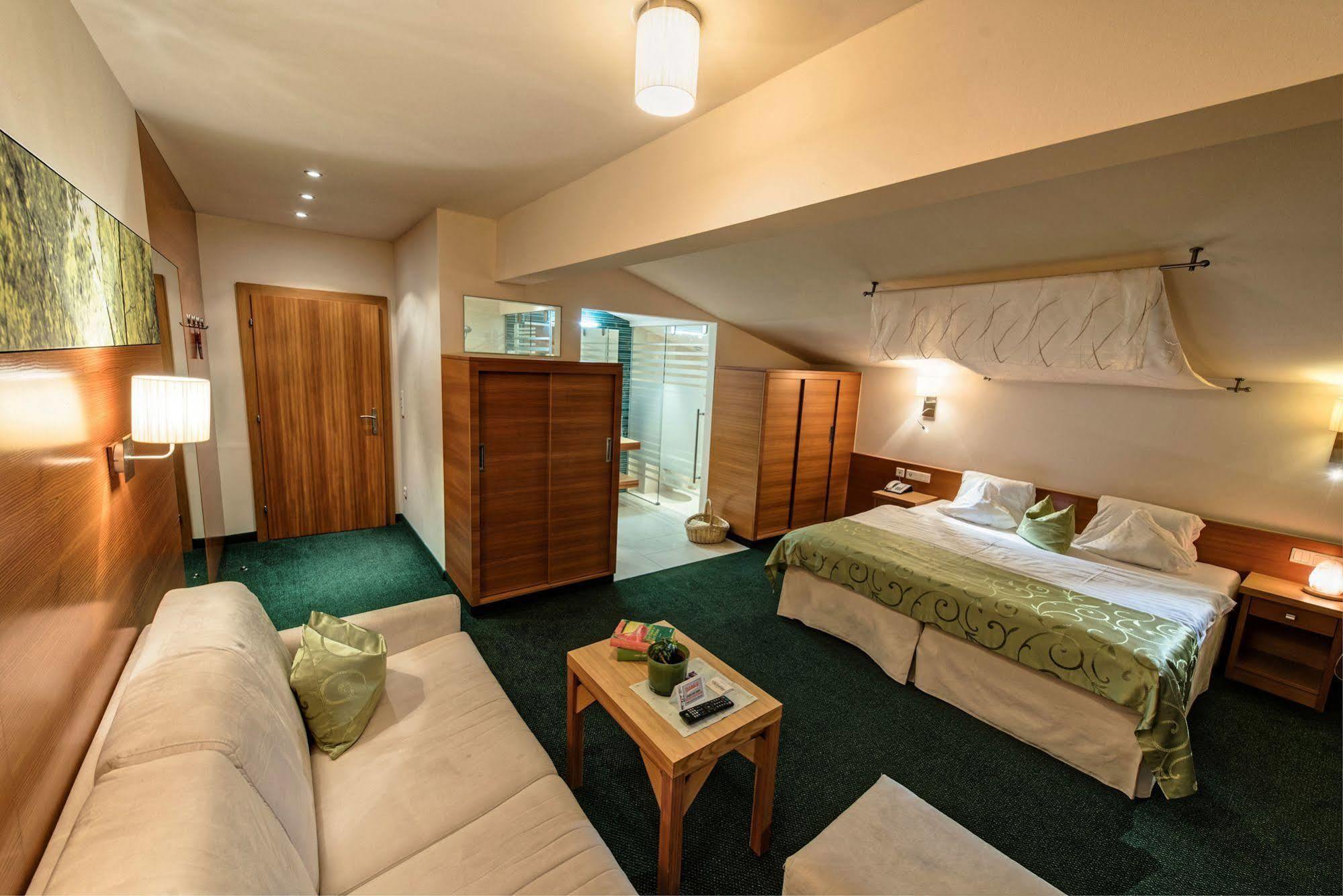 Hotel Garni Romantika Sankt Leonhard im Pitztal Luaran gambar