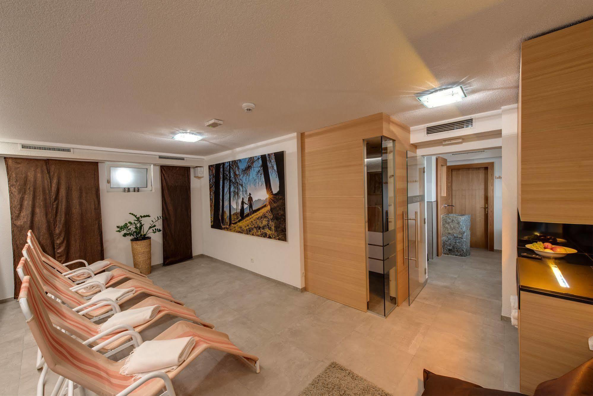Hotel Garni Romantika Sankt Leonhard im Pitztal Luaran gambar