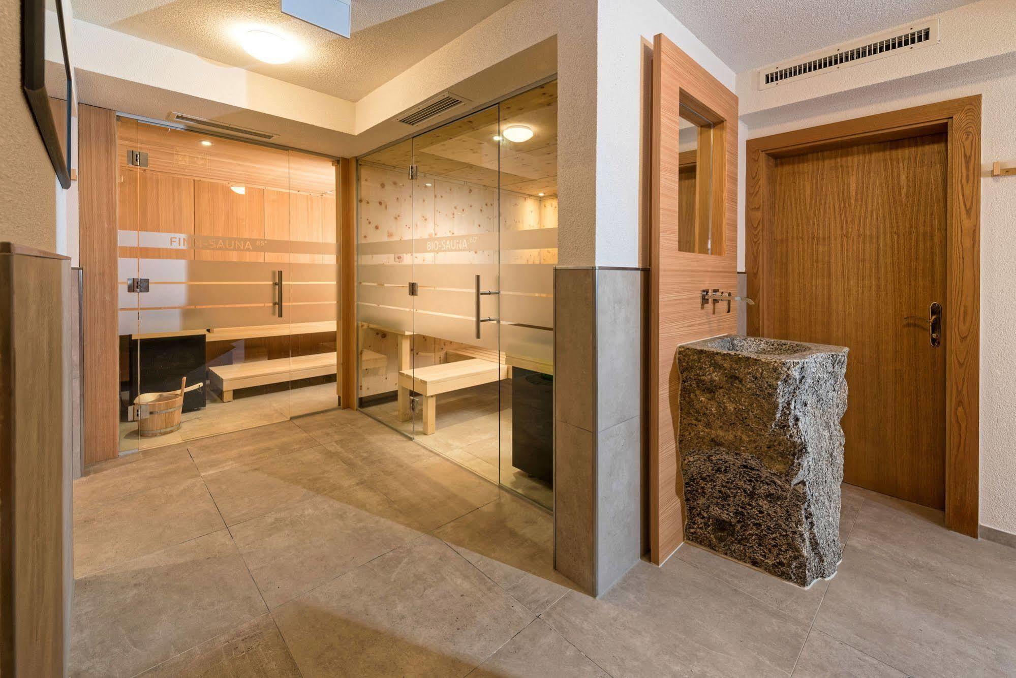 Hotel Garni Romantika Sankt Leonhard im Pitztal Luaran gambar