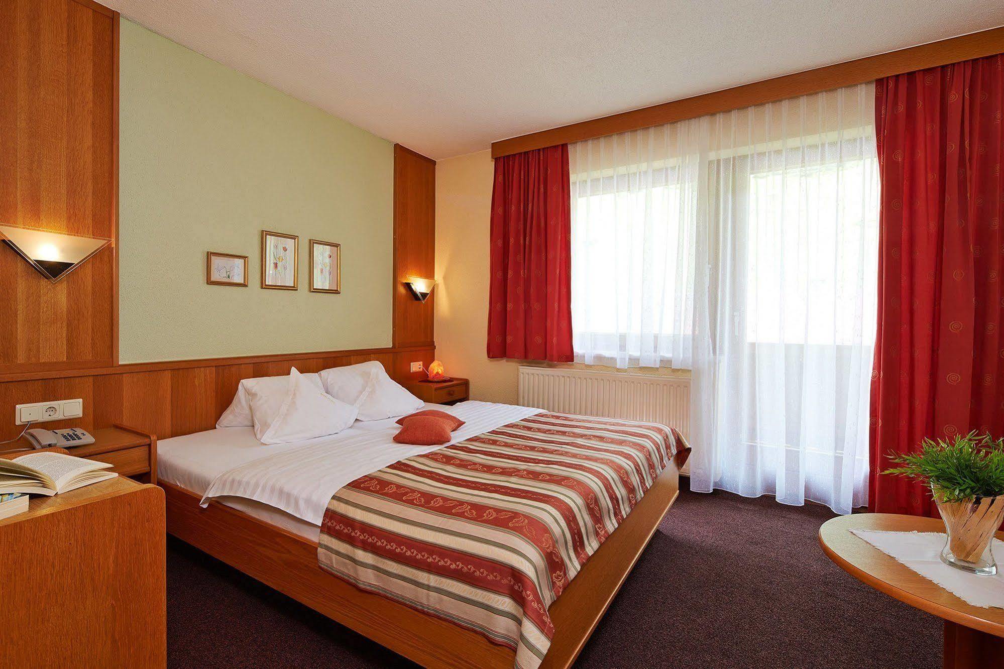 Hotel Garni Romantika Sankt Leonhard im Pitztal Luaran gambar