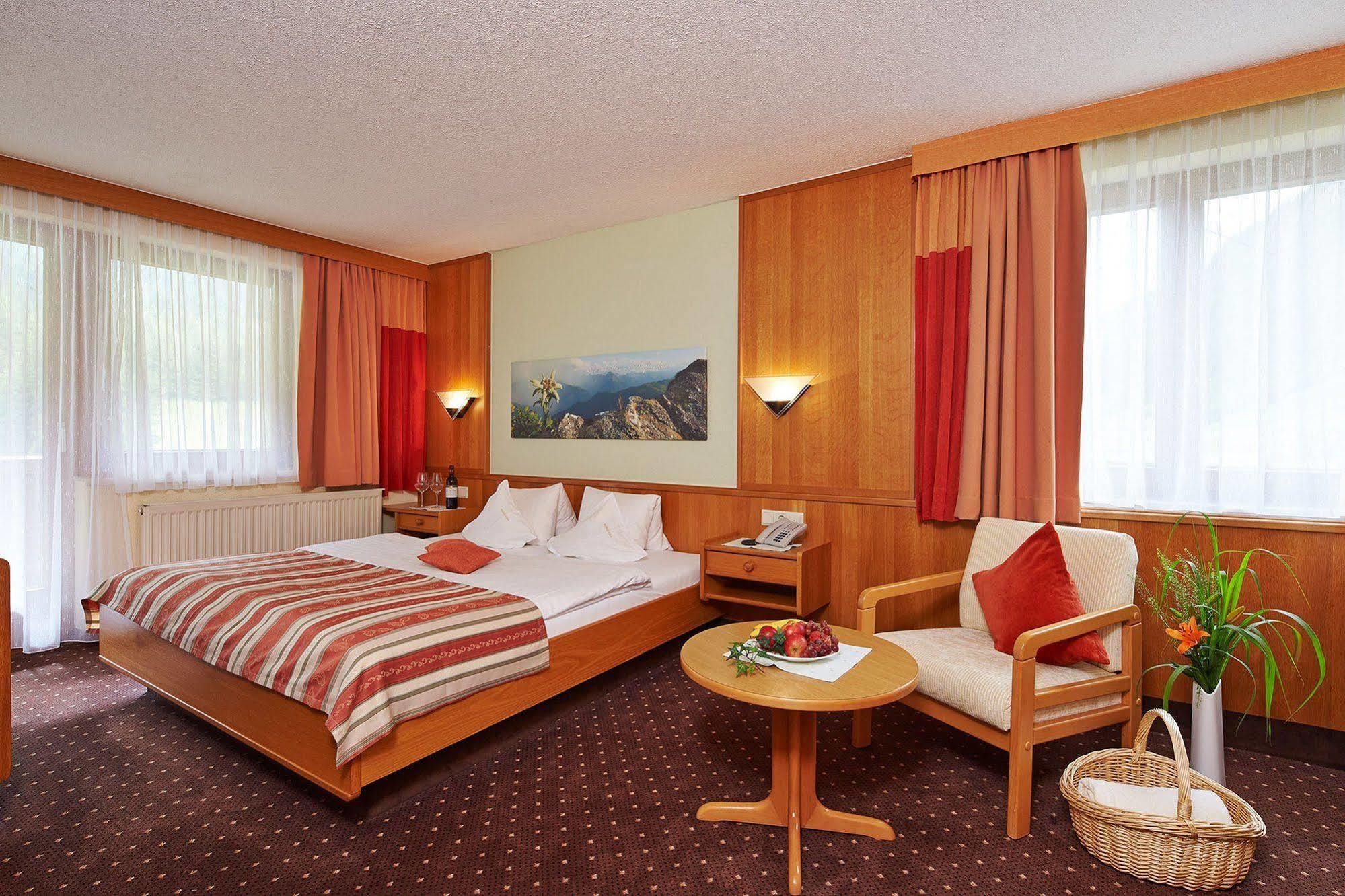 Hotel Garni Romantika Sankt Leonhard im Pitztal Luaran gambar