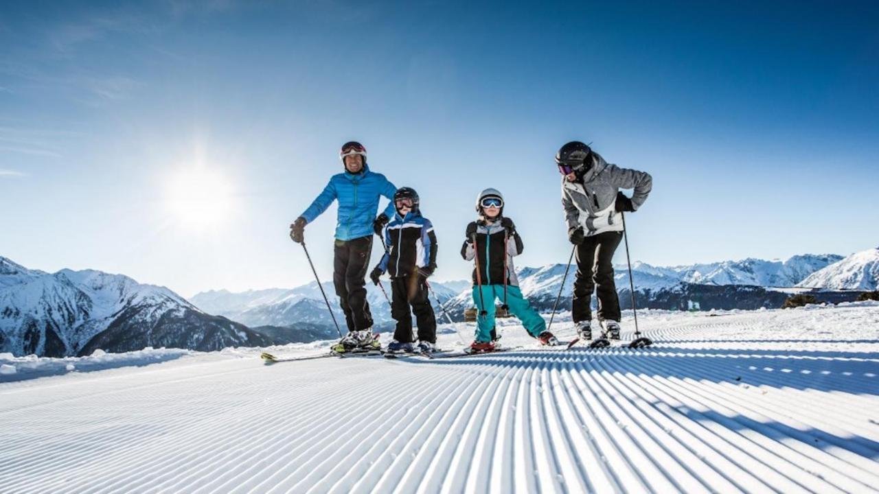 Hotel Garni Romantika Sankt Leonhard im Pitztal Luaran gambar
